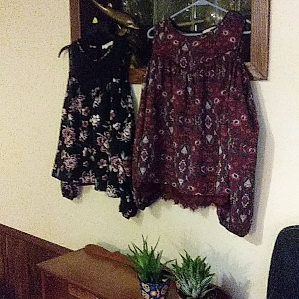 Two ladies Rewind blouses.. Size XL - Picture 3 of 8